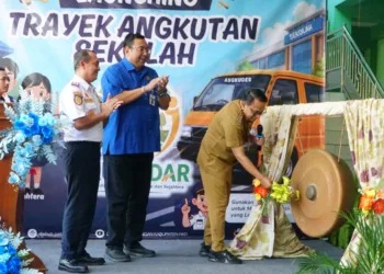 Ketua Komisi C DPRD Pati Joni Kurnianto saat mendampingi Plt Bupati Pati Risma Ardhi Chandra meresmikan trayek angkutan sekolah di SMP Negeri 4 Pati, Selasa (22/7/2026). (red – Lingkar.news)