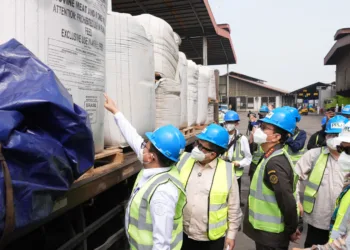 Pengecekan kontainer komoditas impor bahan baku pakan ternak berupa Meat Bone Meal (MBM) asal Brasil pada Rabu, (22/7/2026)  di lokasi pengolahan limbah Cileungsi, Bogor, Jawa Barat oleh Barantin. (Red – Lingkar.news)