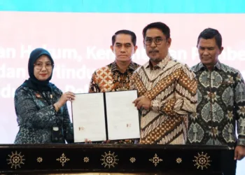 Direktur Jenderal Pemberdayaan, Muh. Fachri ikut menandatangani berita acara kegiatan Kick Off Kolaborasi dan Kerja Sama Kementerian Hukum, Kementerian Pelindungan Pekerja Migran Indonesia, dan Kementerian Pemberdayaan Perempuan dan Perlindungan Anak yang digelar di Graha Pengayoman, Jakarta, Kamis (23/7/2026). (Red – Lingkar.news)