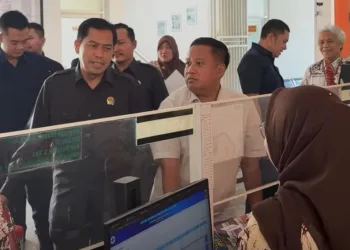 Ketua Komisi D DPRD Kabupaten Pati Teguh Bandang Waluyo berdialog dengan tenaga kesehatan RSUD Kayen, Kamis (23/7/2026). (Red – Lingkar.news)