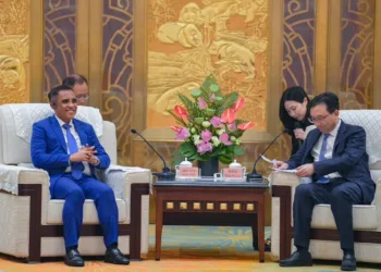 Pertemuan Gubernur Sulawesi Tengah Anwar Hafid dengan delegasi Pemerintah Provinsi Sulawesi Tengah dalam pertemuan dengan Mr. Zhang Dong Yun, Anggota Utama Grup Partai Pemerintah Provinsi Sichuan sekaligus Deputi Gubernur Provinsi Sichuan, di Chengdu, Jumat (24/7/2026). (Red – Lingkar.news)