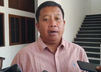 Ketua Komisi D DPRD Pati, Teguh Bandang Waluyo, ketika dimintai keterangan mengenai dugaan monopoli seragam SMP Negeri. (Fahtur – Lingkar.news)