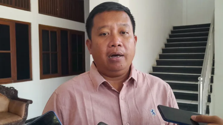 Ketua Komisi D DPRD Pati, Teguh Bandang Waluyo, ketika dimintai keterangan mengenai dugaan monopoli seragam SMP Negeri. (Fahtur – Lingkar.news)