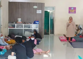 192 Warga Mengungsi Akibat Asap TPA Jatiwaringin, Polisi Patroli Rumah yang Ditinggalkan 11 Sebanyak 192 warga mengungsi akibat asap pekat kebakaran TPA Jatiwaringin, jajaran Polresta Tangerang intensifkan patroli untuk amankan rumah yang ditinggalkan.
