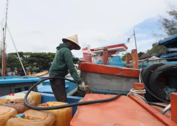 Pekerja mengisi bahan bakar minyak (BBM) jenis solar ke kapal nelayan. Ketua DPRD Pati Ali Badrudin menyambut gembit subsidi BBM khusus nelayan. (Ant – Lingkar.news)