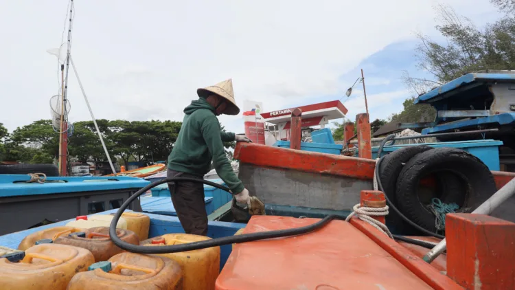 Ali Badrudin Sambut Baik Subsidi Nelayan, Aspirasi Nelayan Pati Akhirnya Dikabulkan 1 Pekerja mengisi bahan bakar minyak (BBM) jenis solar ke kapal nelayan. Ketua DPRD Pati Ali Badrudin menyambut gembit subsidi BBM khusus nelayan. (Ant – Lingkar.news)