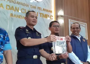 Bea Cukai Banda Aceh menangkap WNA China yang diduga hendak menyelundupkan 2,9 kg emas batangan senilai Rp7,25 miliar ke Malaysia melalui Bandara Sultan Iskandar Muda.