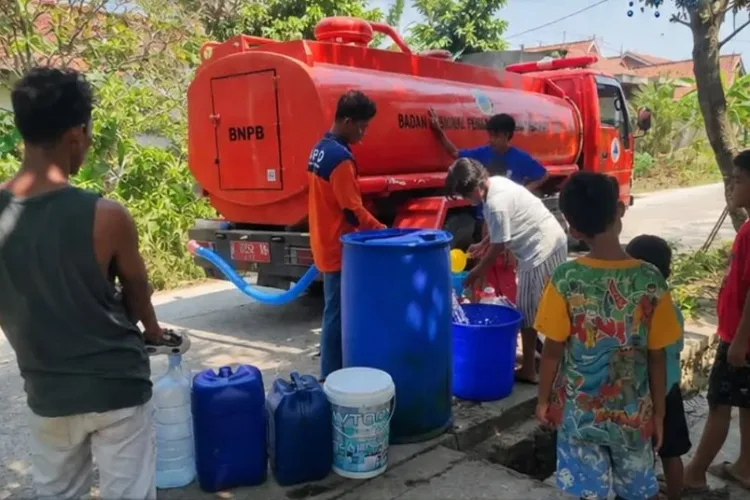 BPBD Cilacap mencatat kekeringan meluas ke 15 desa di 9 kecamatan, sebanyak 390 ribu liter air bersih telah disalurkan.