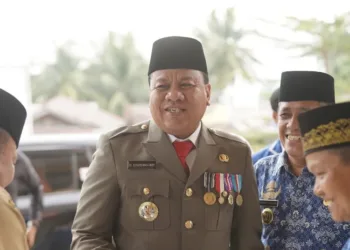Bupati Kuansing Suhardiman Amby dan Sekda Zulkarnain menyerahkan diri ke KPK terkait dugaan suap pengisian jabatan, keduanya kini diperiksa intensif di Jakarta.