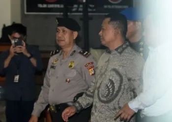 Ahmad Sahroni mengkritik Kejagung karena tidak memakaikan rompi tahanan warna pink kepada Febrie Adriansyah usai ditetapkan sebagai tersangka TPPU.