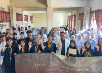 Kelompok 5 PKM FH UB menggelar sosialisasi pencegahan pernikahan dini di SMKS Riyadlul Qur'an Malang untuk mengedukasi remaja dari sisi hukum dan kesehatan.