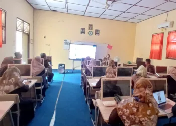 SMP Negeri 2 Kaliori mengembangkan ORBIT sebagai forum guru untuk berbagi inovasi pembelajaran, refleksi, dan meningkatkan kompetensi pendidik.