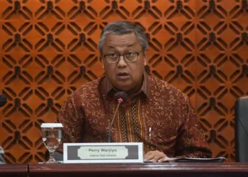 Mensesneg Prasetyo Hadi mengungkap alasan mundurnya Gubernur BI Perry Warjiyo karena alasan pribadi, bukan masalah kesehatan.