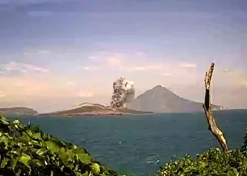 Badan Geologi ESDM menaikkan status Gunung Anak Krakatau menjadi Level III Siaga dan melarang aktivitas dalam radius 5 km dari kawah aktif.