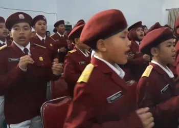 Siswa Sekolah Rakyat di Sentra Margo Laras Pati, sedang bernyanyi. DPRD Pati meminta DinsosP3AKB untuk memvalidasi data calon siswa Sekolah Rakyat di Tlogowungu yang hampir jadi. (Mutia – Lingkar.news)