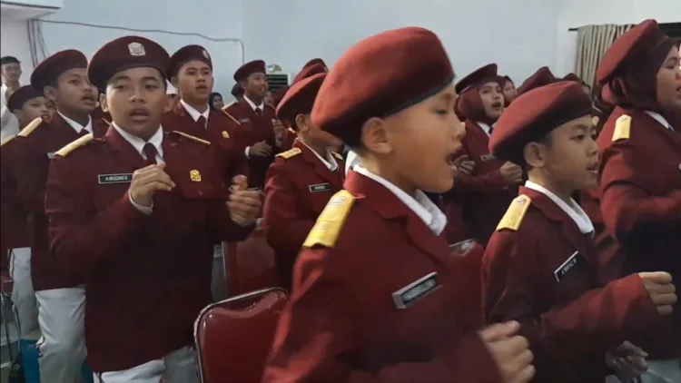 Siswa Sekolah Rakyat di Sentra Margo Laras Pati, sedang bernyanyi. DPRD Pati meminta DinsosP3AKB untuk memvalidasi data calon siswa Sekolah Rakyat di Tlogowungu yang hampir jadi. (Mutia – Lingkar.news)