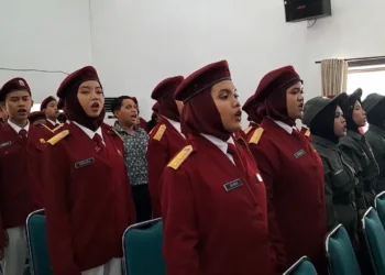 Siswa Sekolah Rakyat di Sentra Margo Laras, saat menyambut kedatangan Menteri Sosial Siafullah Yusuf. Saat ini jumlah calon siswa jenjang Sekolah Rakyat Tlogowungu jenjang SD masih belum memenuhi kuota. (Mutia – Lingkar.news)