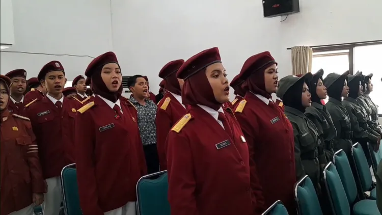 Siswa Sekolah Rakyat di Sentra Margo Laras, saat menyambut kedatangan Menteri Sosial Siafullah Yusuf. Saat ini jumlah calon siswa jenjang Sekolah Rakyat Tlogowungu jenjang SD masih belum memenuhi kuota. (Mutia – Lingkar.news)