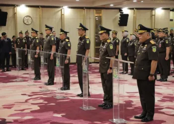 Jaksa Agung ST Burhanuddin melantik 6 pejabat baru Kejagung, termasuk Jampidsus Kuntadi dan Wakil Jaksa Agung Asep Nana Mulyana.