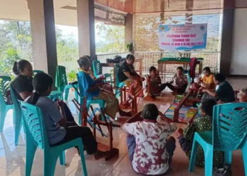 aktifitas menggulung benang kelompok Tenun ikat Pasuklo Desa Baumata