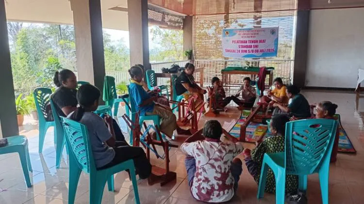 aktifitas menggulung benang kelompok Tenun ikat Pasuklo Desa Baumata