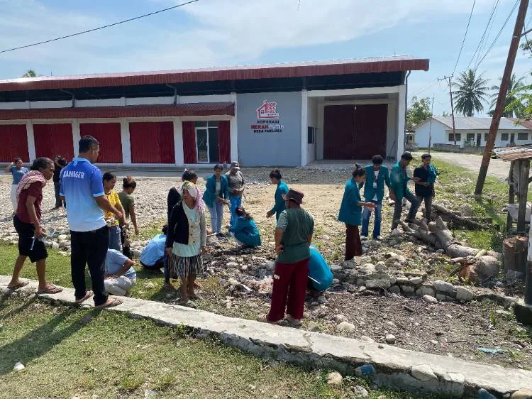 Dukung Program Nasional, Pemdes Fahiluka Bersama Mahasiswa KKN Gelar Kerja Bakti di KDMP 1 Pemdes,TPP, Tokoh Masyarakat dan Maha Siswa KKN