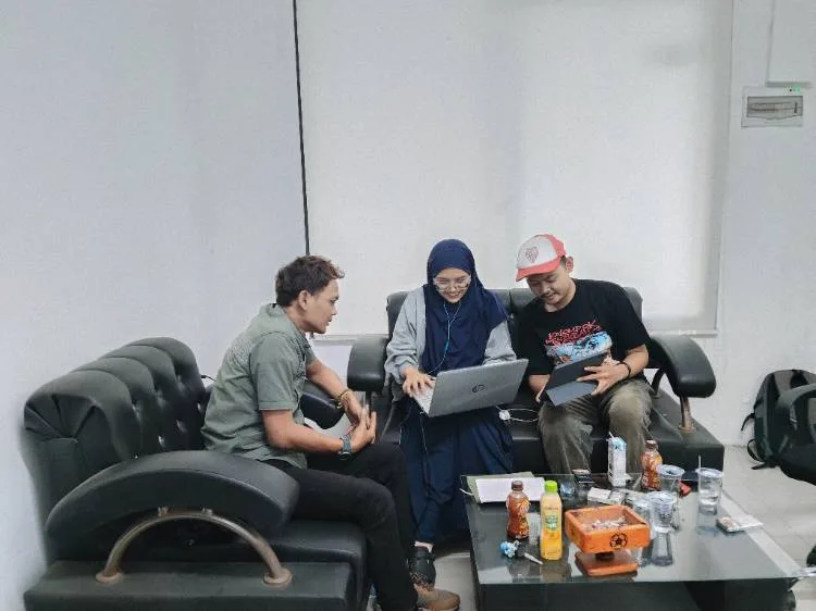 Koordinator Pendamping Desa Kecamatan Jayanti bersama Bendahara dan Sekretaris Bumdesa Berkah Pasir Gintung