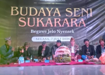 Wakil Bupati Lombok Tengah bersama Kepala Disperindag NTB, Kepala Desa Sukarara, dan tokoh adat menghadiri pembukaan Begawe Jelo Nyesek ke-8