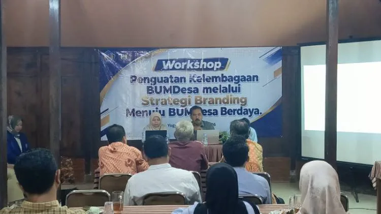 Perkuat Daya Saing, 30 BUMDes di Sleman Siap Miliki Profil Berbasis Website 1 Murtodo, SH,M.Pd (Korprov TPP DIY) sedang menyampaikan materi Strategi Branding Bumdes