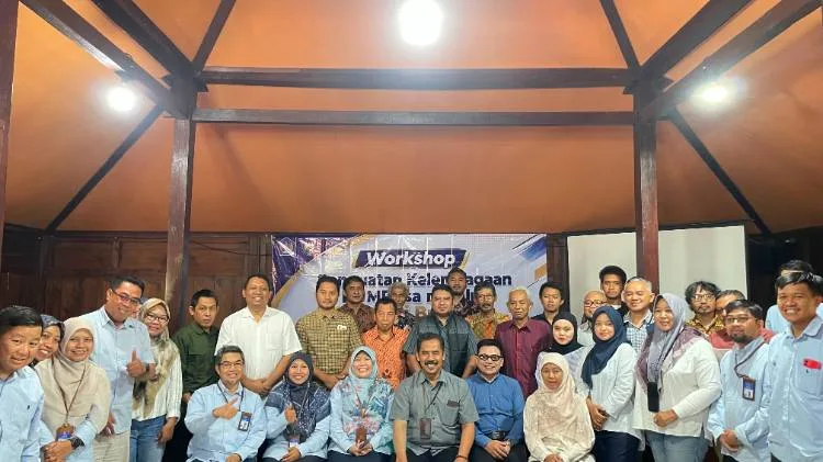 Foto bersama 30 direktur BUMDES dan civitas UNY