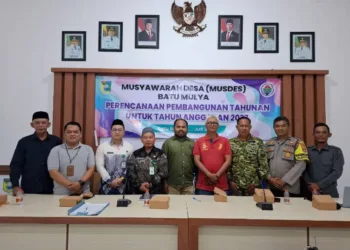 Foto bersama usai melaksanakan Musyawarah Desa di Desa Baru Mulya Kecamatan Panyipatan