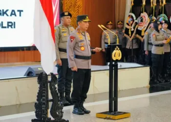Kapolri memberikan Kenaikan Pangkat Luar Biasa (KPLB) kepada Aipda Yudhi Perdana Putra yang gugur akibat perlawanan sajam saat gerebek bandar narkoba di Kalteng.
