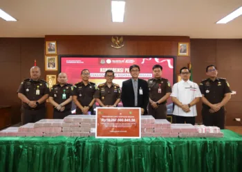 Kejari Tangerang Selatan (Tangsel) menyetorkan Rp14,2 miliar hasil rampasan kasus pinjaman online (pinjol) ilegal ke kas negara.