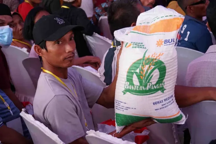 33,2 Juta Keluarga Kembali Terima Bantuan Beras 10 Kg hingga September 2026 1 Pemerintah kembali menyalurkan bantuan beras 10 kg kepada 33,2 juta keluarga penerima manfaat selama Juli hingga September 2026.