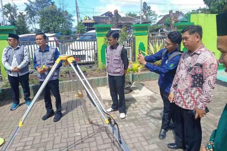 Kemenag Ajak Masyarakat Cek Arah Kiblat saat Istiwa A’zam 15-16 Juli 2026, Ini Caranya 1 Kemenag mengajak masyarakat memverifikasi arah kiblat pada 15-16 Juli 2026 saat fenomena Istiwa A'zam atau Rashdul Kiblat.
