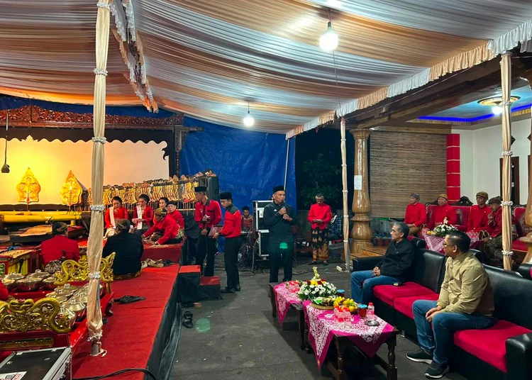 Gandeng Paguyuban Dalang Karanganyar, Sumanto Ajak Generasi Muda Pahami Filosofi Wayang Kulit 2 Ketua DPRD Jateng Sumanto mengajak generasi muda memahami filosofi wayang kulit melalui pagelaran "Semar Mbangun Kahyangan" bersama Paguyuban Dalang Karanganyar.