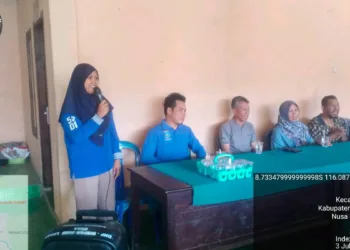 Koordinator Pendamping Desa Kecamatan Lembar, Farida Astuti, S.ST., menyampaikan penguatan terkait pemanfaatan Dana Desa untuk percepatan penanganan stunting serta pentingnya kolaborasi lintas sektor dalam pelaksanaan program PMT di Desa Labuan Tereng.