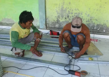 Pemerintah Desa Batu Putih Rampungkan Pemasangan Atap Teras TK untuk Tingkatkan Kenyamanan Siswa