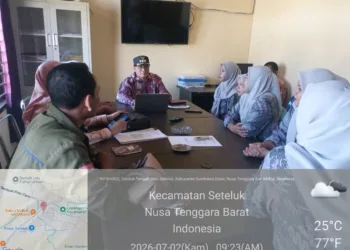 Camat Seteluk M. Ikhwan, S.I.P sedang memberikan arahan