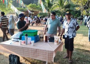 Pengunjung Stan edukasi pengolahan sampah