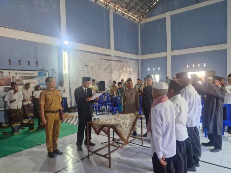 Lantik Empat Pekasih Baru, Pemdes Loyok Perkuat Tata Kelola Air Demi Ketahanan Pangan 1 Pengambilan Sumpah Pekasih oleh PJ Kepala Desa Loyok Lalu Bahaiddin, S.Sos bertempat di Aula Desa Loyok 6/7/2026