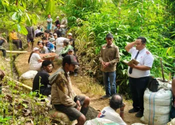 Kades Lawe bersama Tokoh agama memimpin Ground breaking Pembangunan Rabat Jalan Desa