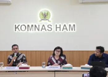 Komnas HAM meminta pemerintah memprioritaskan perlindungan warga sipil dan penanganan lebih dari 100 ribu pengungsi internal akibat konflik di Papua.