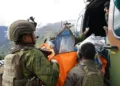 TNI Kerahkan 3 Helikopter Evakuasi Jenazah Pilot AS yang Ditembak KKB di Yahukimo 2 TNI mengerahkan tiga helikopter untuk mengevakuasi jenazah pilot Amerika Serikat, Nicholas F Goselin, yang ditembak KKB di Balinggama, Yahukimo, Papua Pegunungan.
