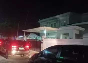 KPK menggeledah dua rumah Bupati Lombok Barat nonaktif Lalu Ahmad Zaini terkait kasus korupsi.