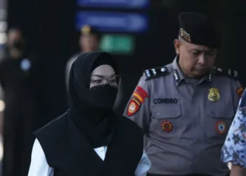 KPK menyita logam mulia dan uang miliaran rupiah dalam OTT Bupati Sukoharjo Etik Suryani, sembilan orang dibawa ke Jakarta untuk diperiksa.