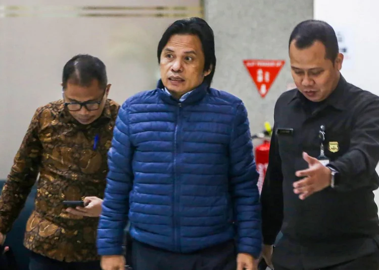 KPK: Ma'ruf Cahyono Diduga Minta Fee 10 Persen dari Proyek Pengadaan di Setjen MPR 1 KPK menduga mantan Sekjen MPR Ma'ruf Cahyono meminta fee sekitar 10 persen dari setiap paket proyek pengadaan barang dan jasa di Sekretariat Jenderal MPR.