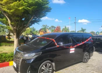 KPK menyita mobil Toyota Alphard milik Bupati Lombok Barat nonaktif Lalu Ahmad Zaini, diduga berasal dari suap proyek di PT AMGM.