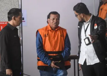 KPK mengungkap Bupati Kuansing Suhardiman Amby diduga menerima suap SUV Toyota Land Cruiser Rp2,05 miliar untuk seleksi jabatan Sekda.