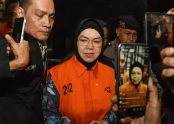 KPK menahan Bupati Sukoharjo Etik Suryani setelah ditetapkan sebagai tersangka dugaan pemerasan terhadap perangkat daerah.